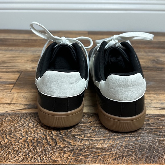 DV by Dolce Vita Voyage sneaker in the black and white colorway with a gum sole - Picture 4 of 8